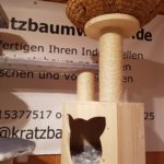 Kratzbaum mit Liegemulden und Höhle für Katzen